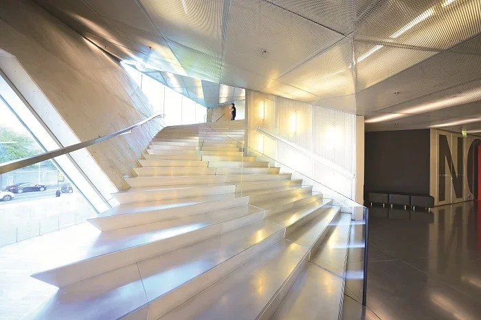 Cầu thang kết nối không gian xoắn ốc bên trong Casa da Musica